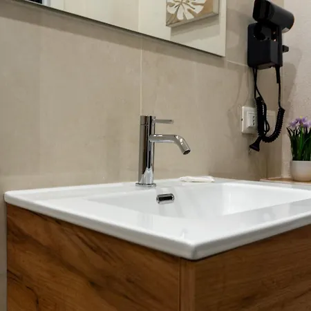 Aetna Luxurysuites Gasthuis 4*